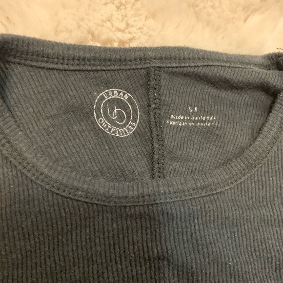 [SOLD] Urban Outfitters ribbed tee black - Picture 3 of 4